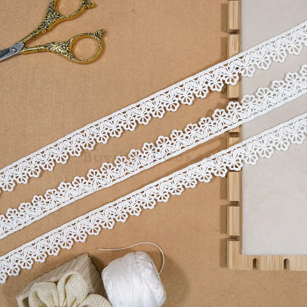 One Side Border Shuttle Lace