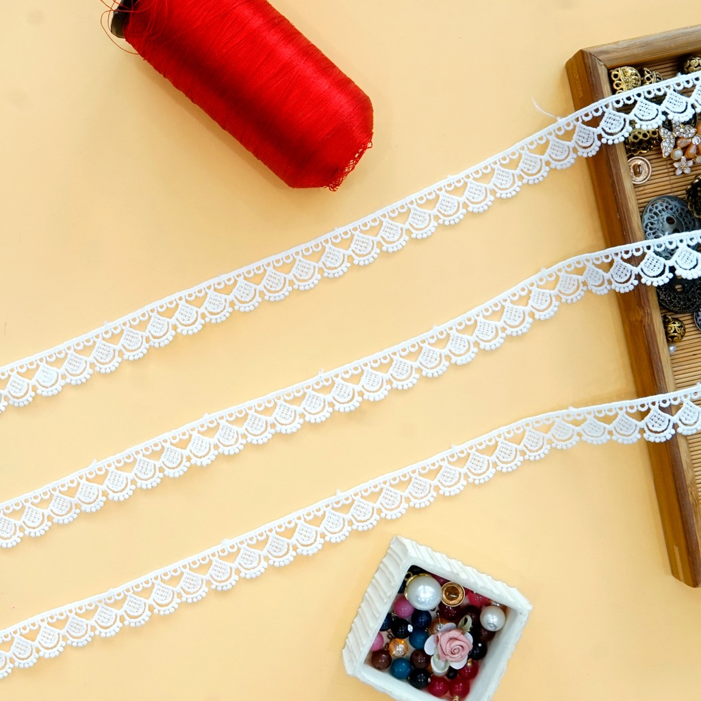 One Side Border Shuttle Lace