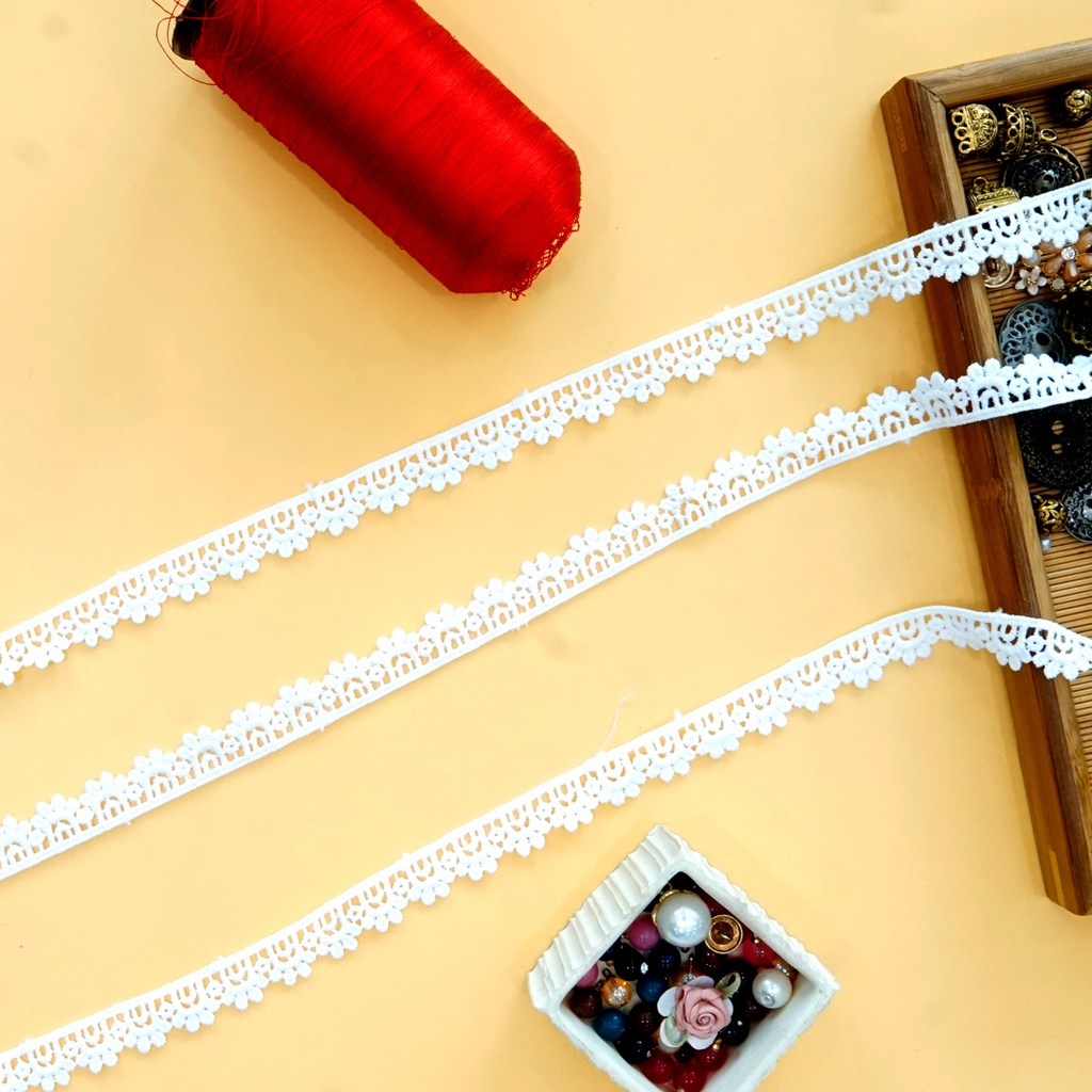 One Side Border Shuttle Lace