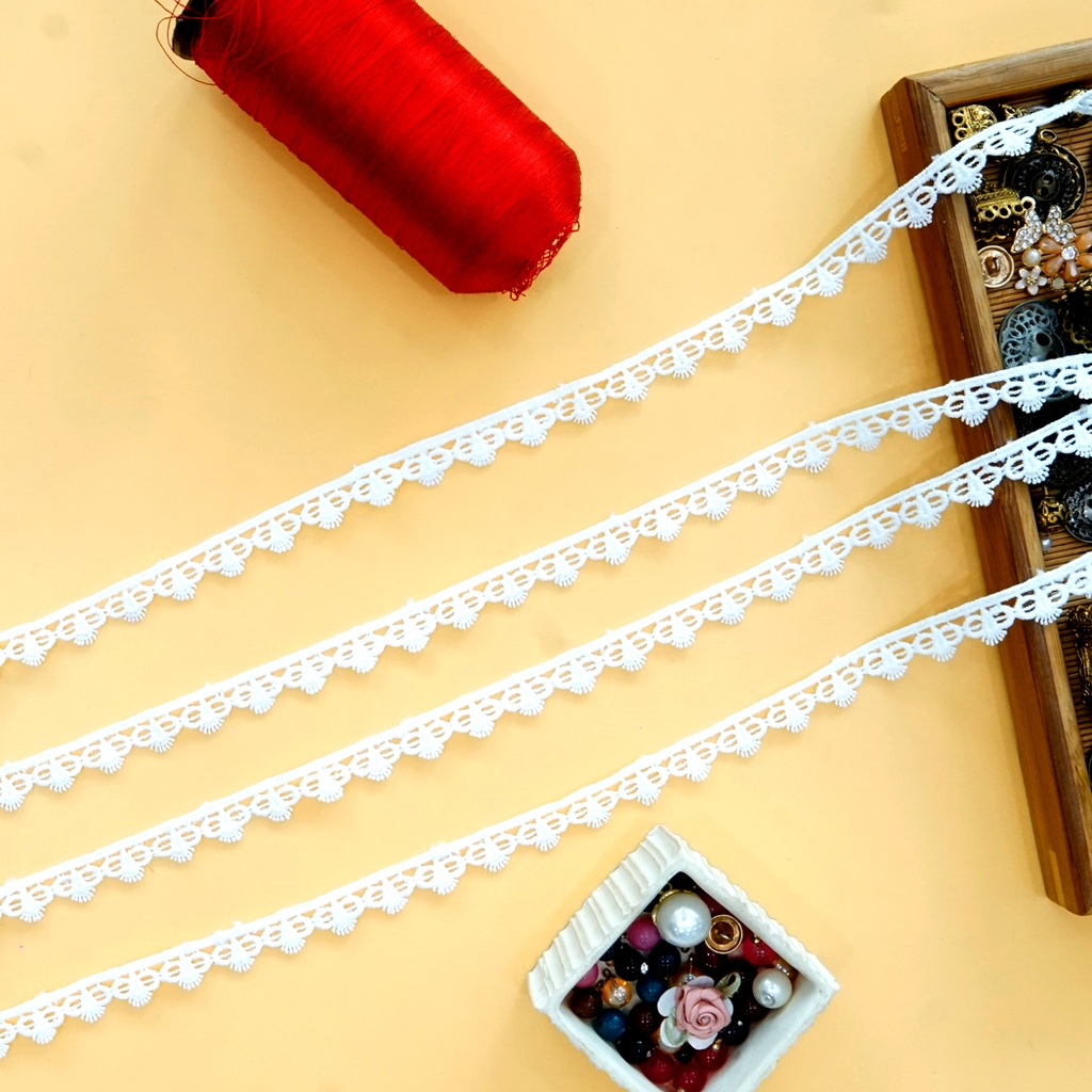 One Side Border Shuttle Lace