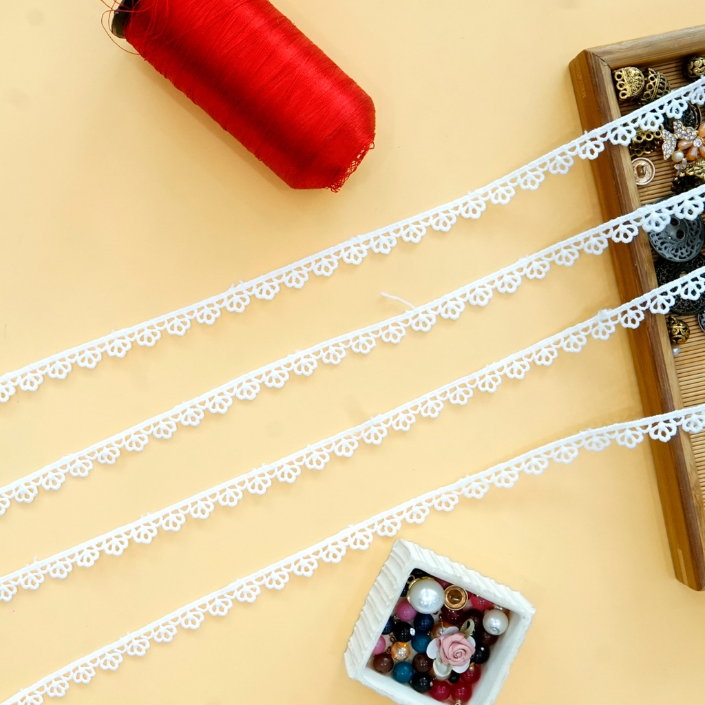 One Side Border Shuttle Lace