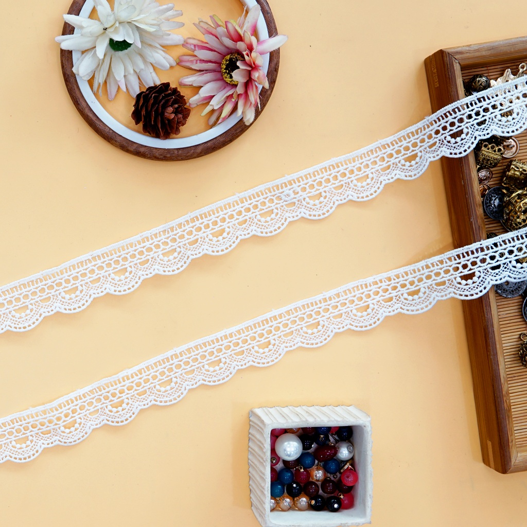 One Side Border Shuttle Lace