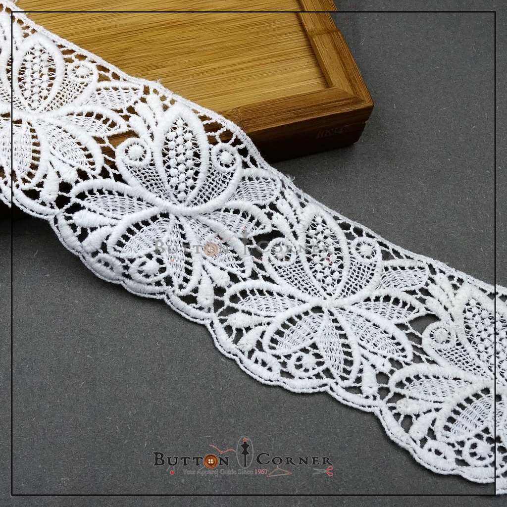 One Side Border Shuttle Lace