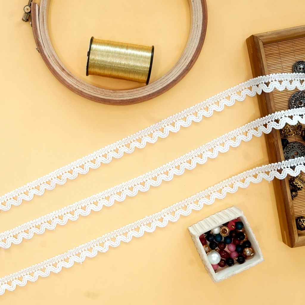 One Side Border Shuttle Lace