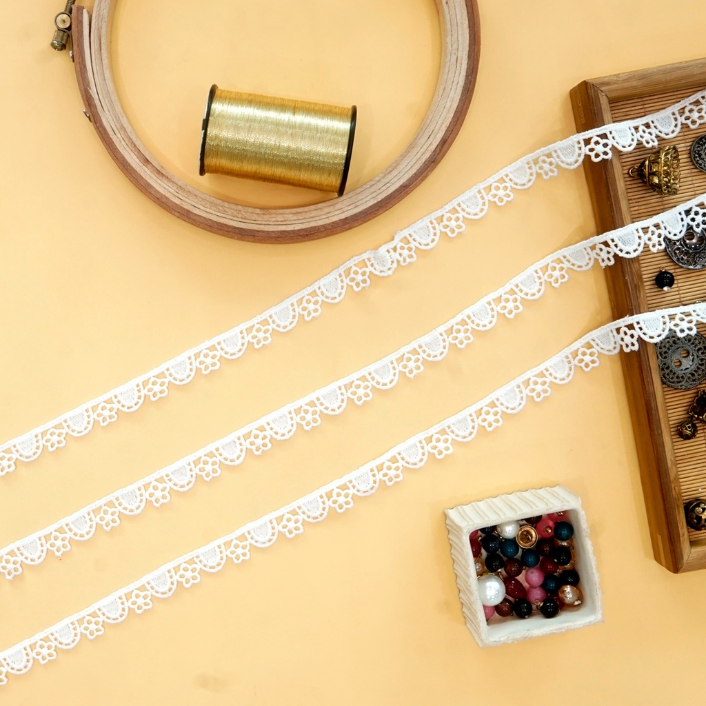One Side Border Shuttle Lace