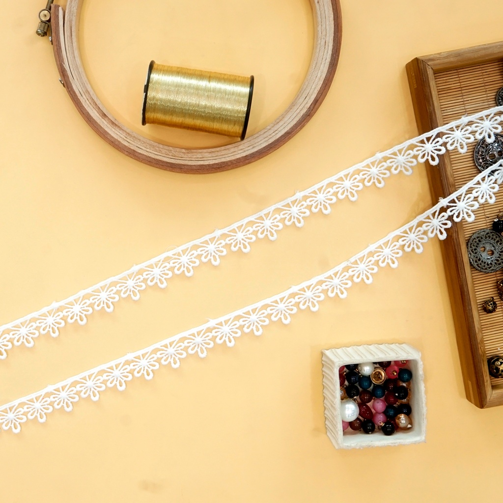 One Side Border Shuttle Lace