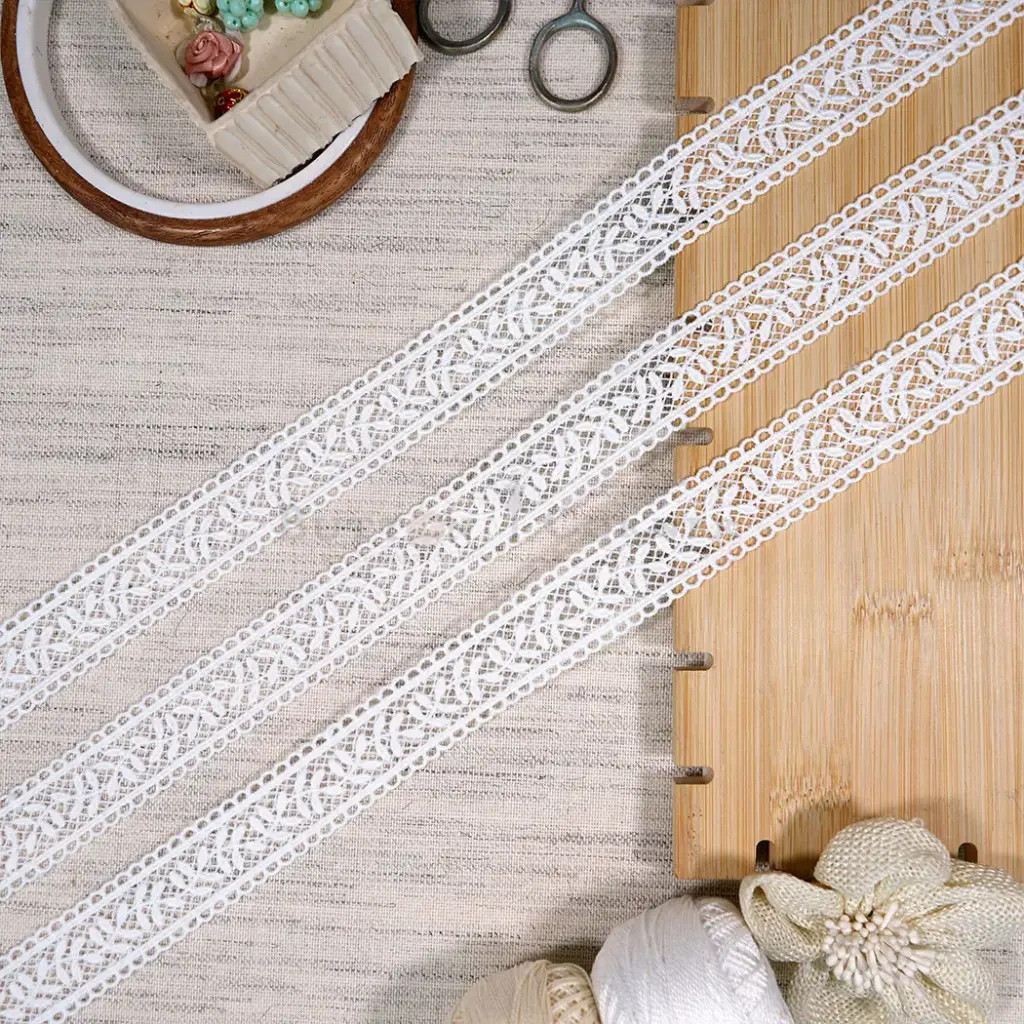 Leaf Pattern Shuttle Lace with Double-Sided Border 