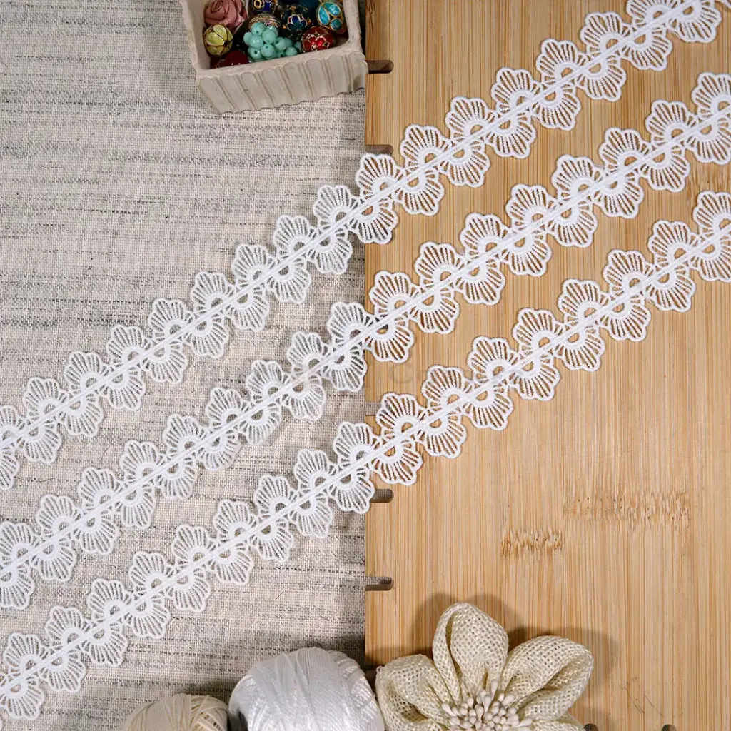 Centre Border Zigzag Design Shuttle Lace