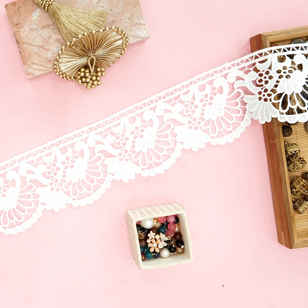 One Side Border Shuttle Lace