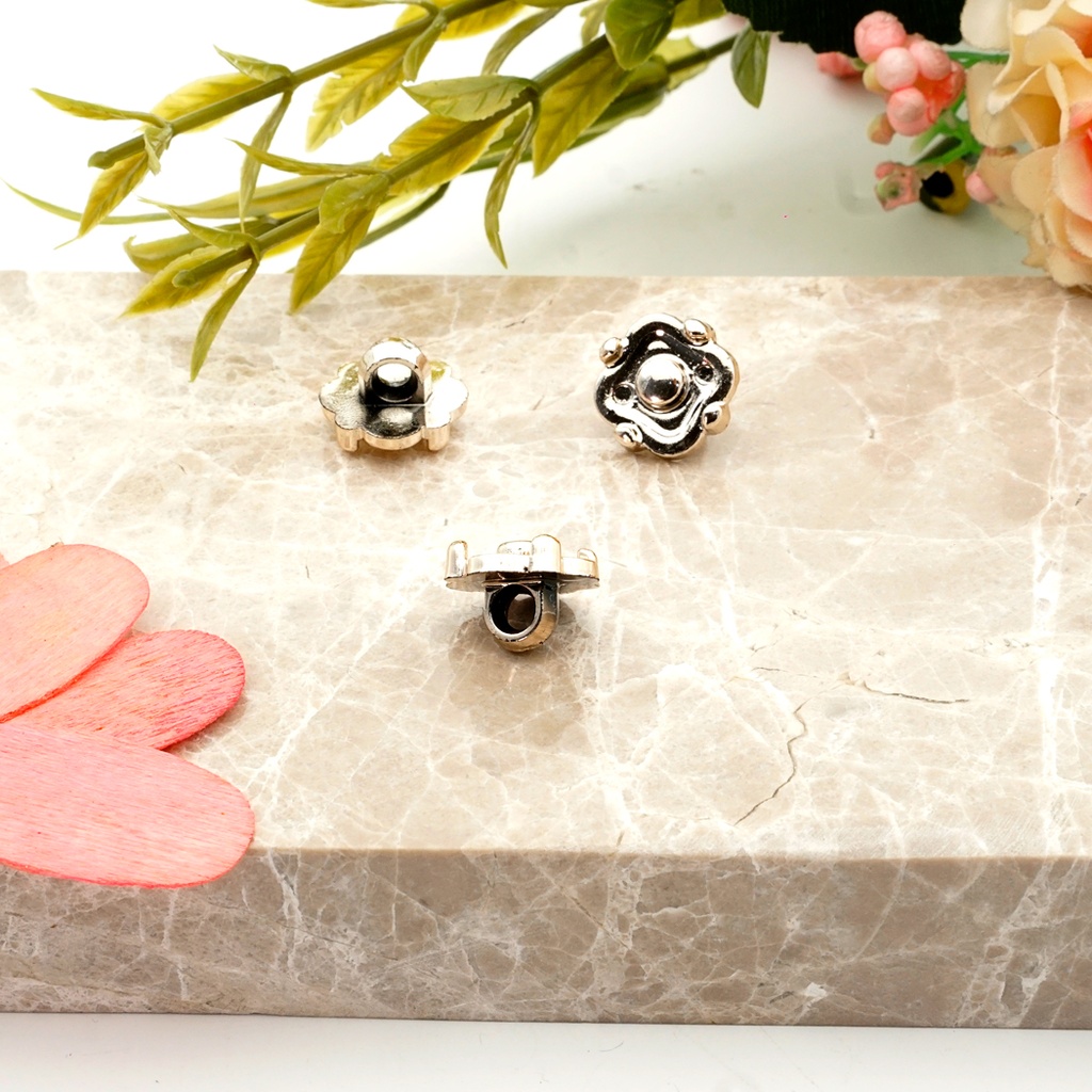 Claw Design Square Shank Button