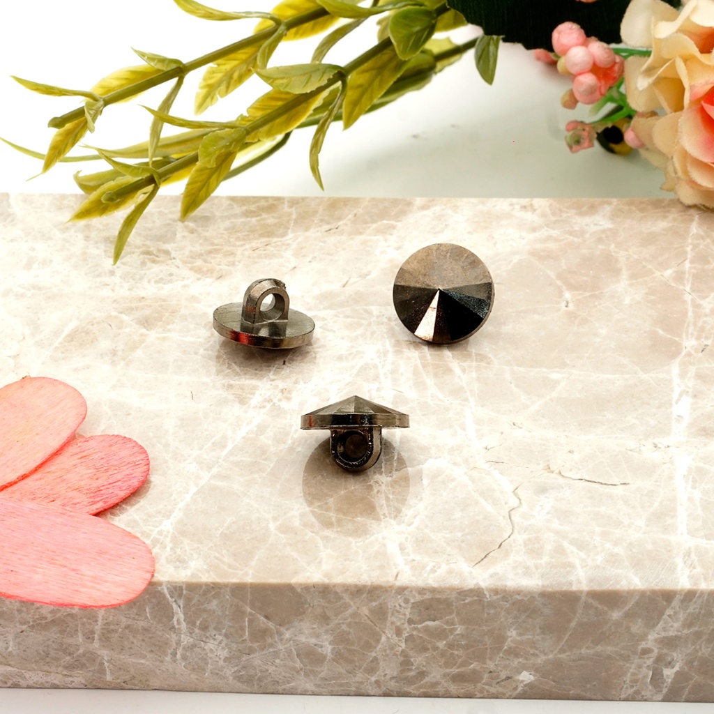 Pantagon Design Round Shank Button