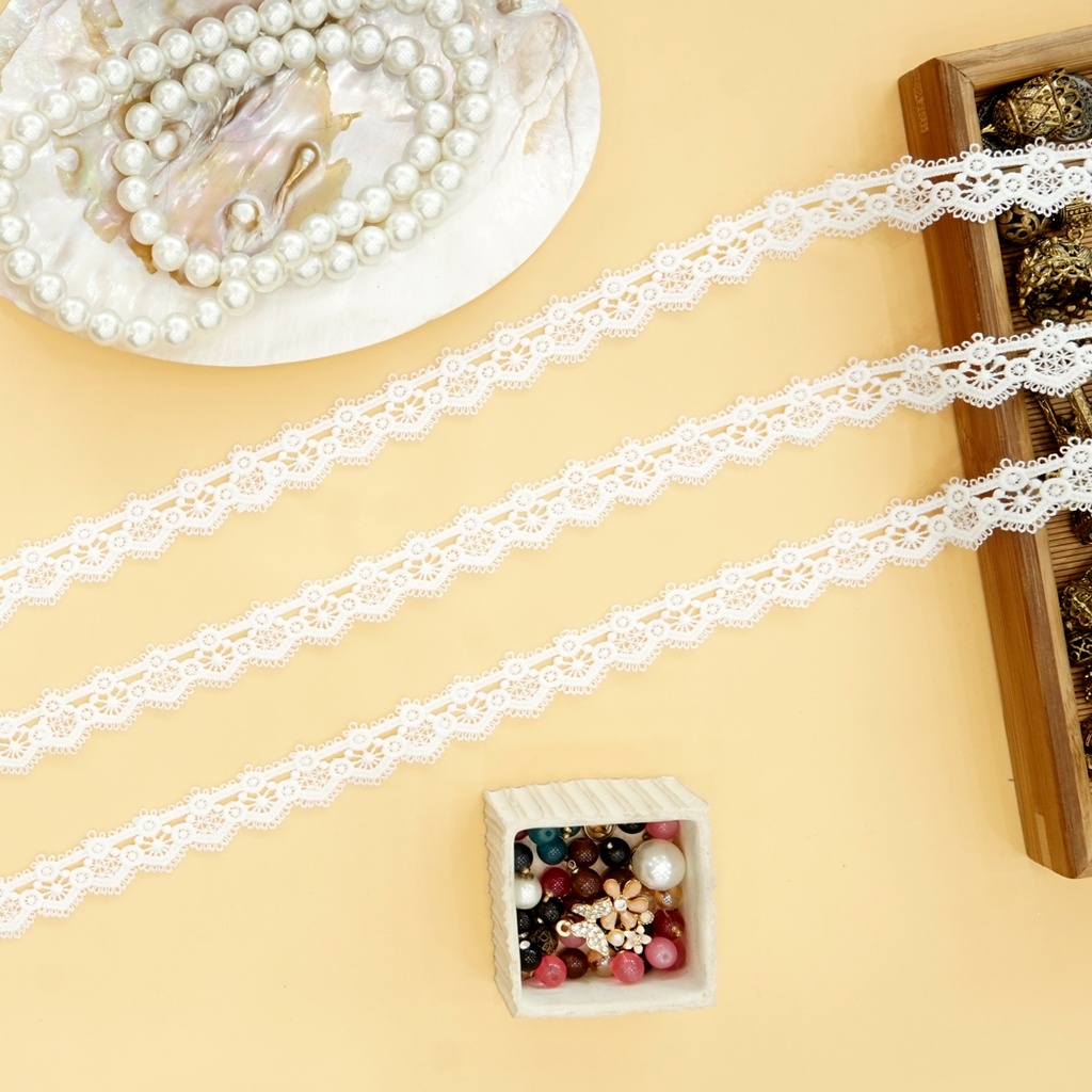 One Side Border Shuttle Lace