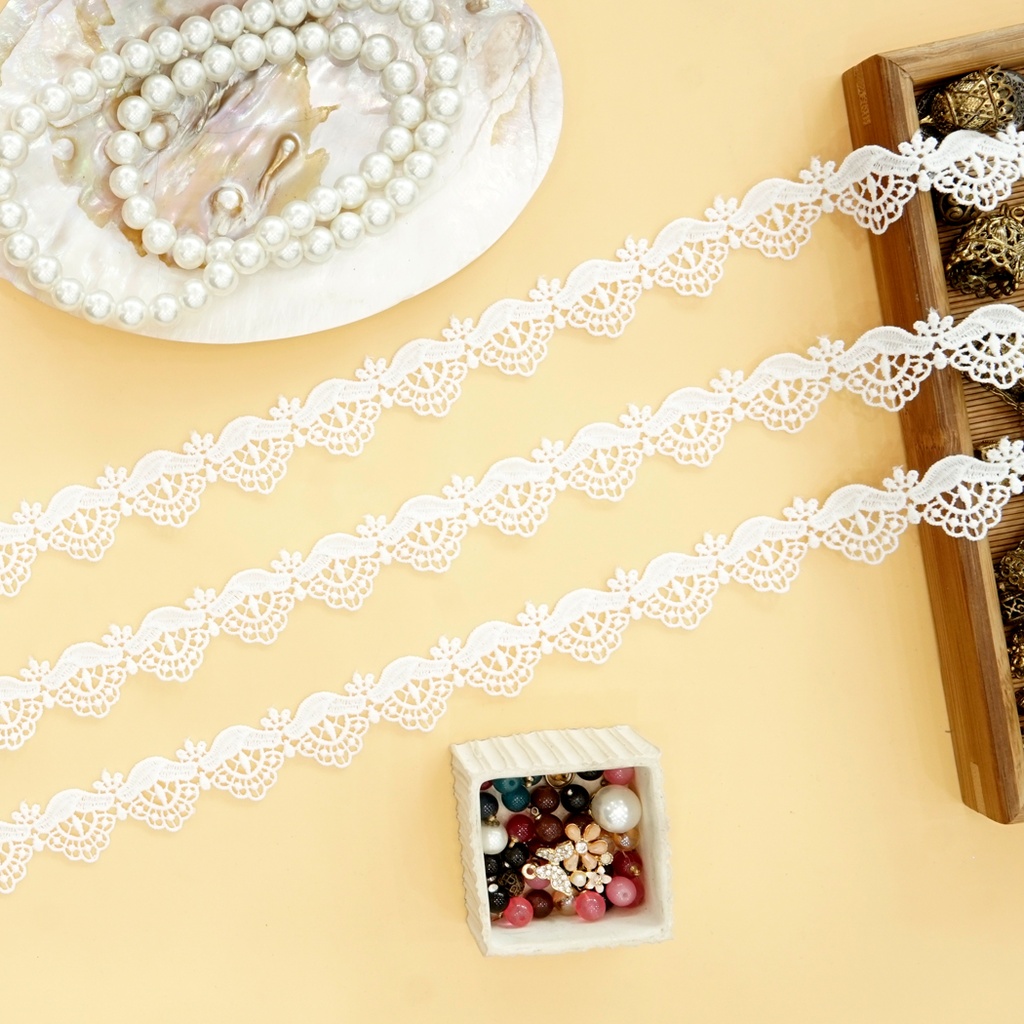 One Side Border Shuttle Lace