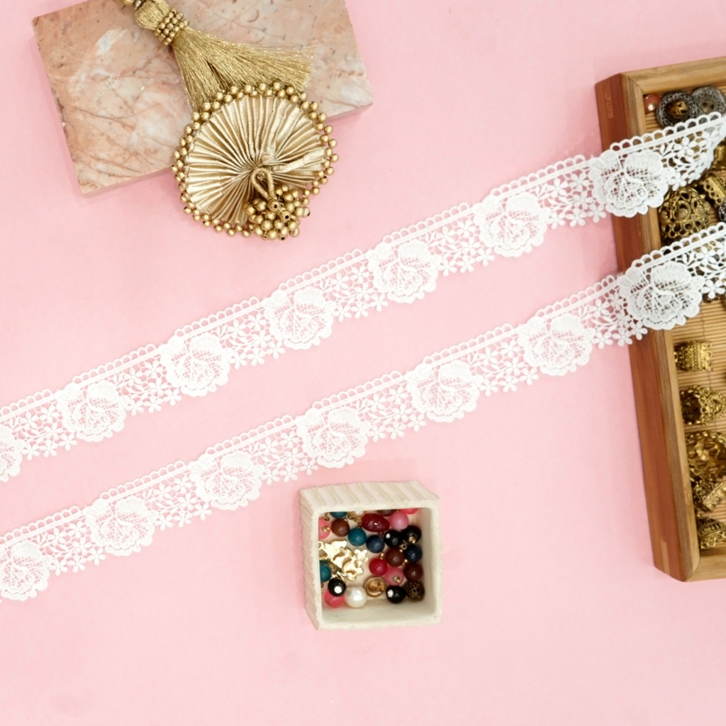 One Side Border Shuttle Lace