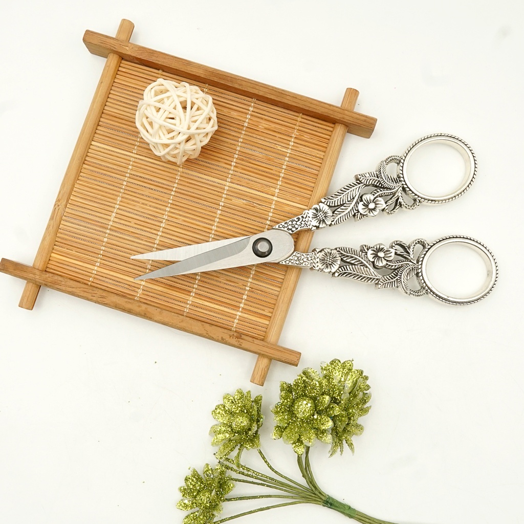 Daffodil Vintage Style Scissor