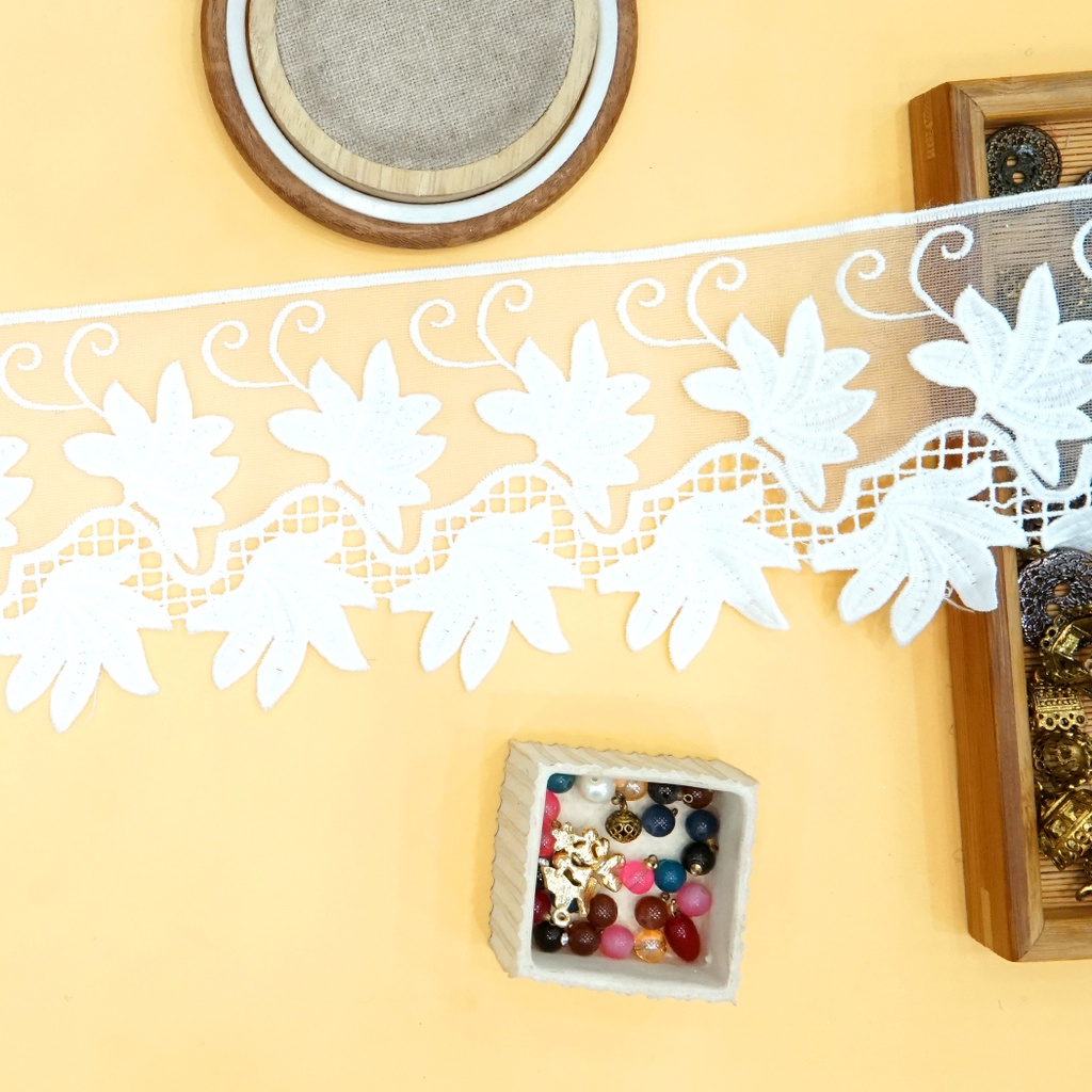 One Side Border Shuttle Net Lace