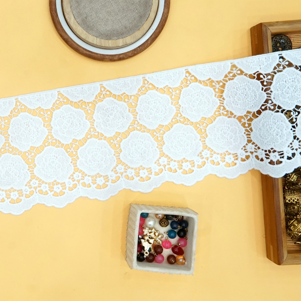 One Side Border Shuttle Lace