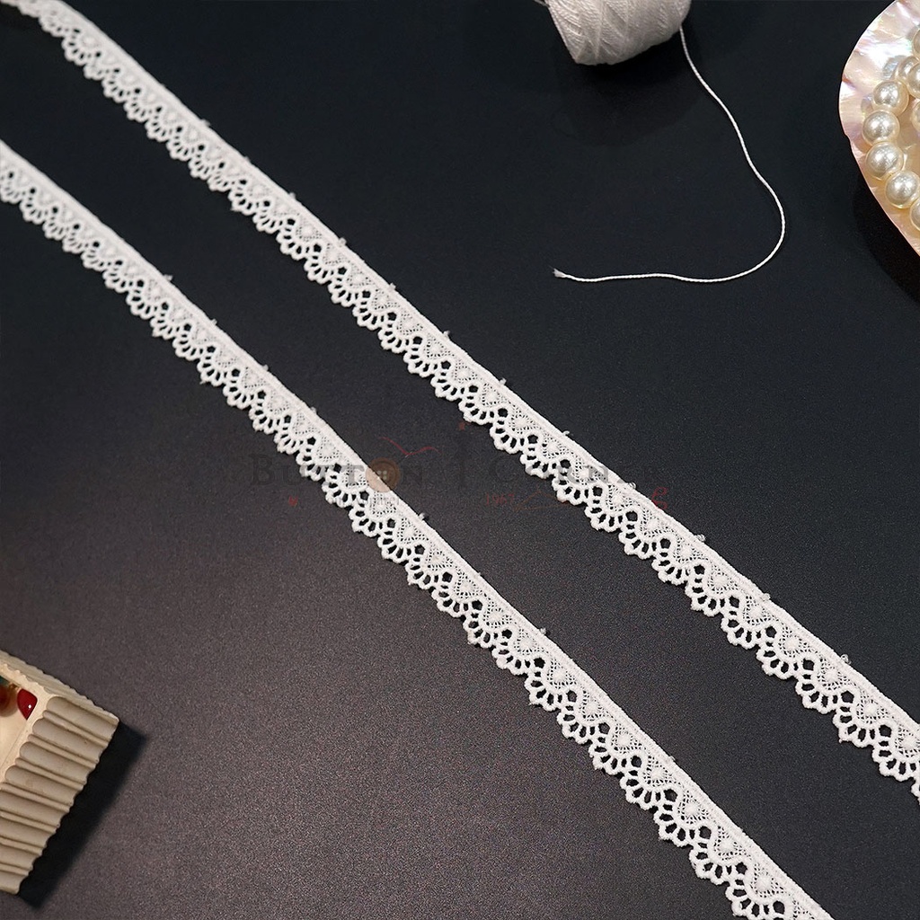 One Side Border Shuttle Lace