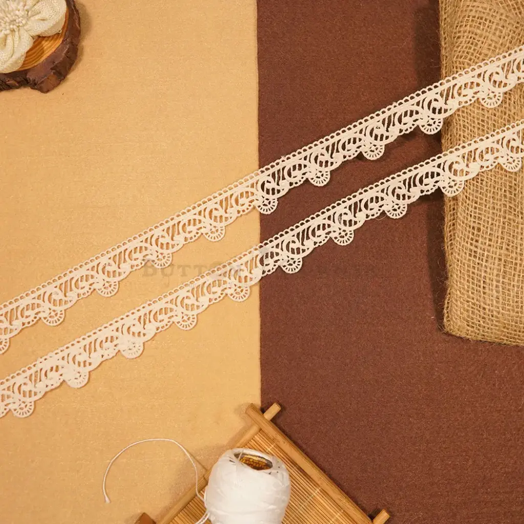 One Side Border Shuttle Lace