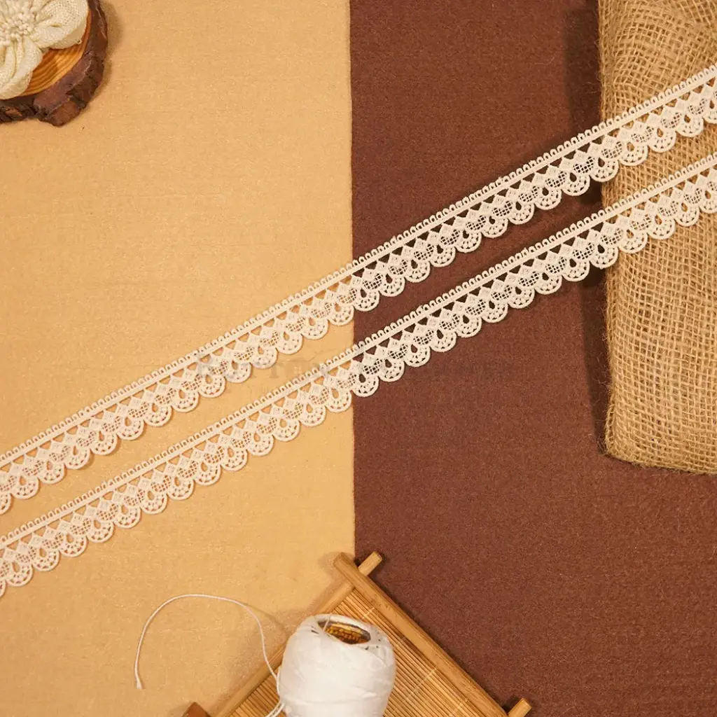 One Side Border Shuttle Lace