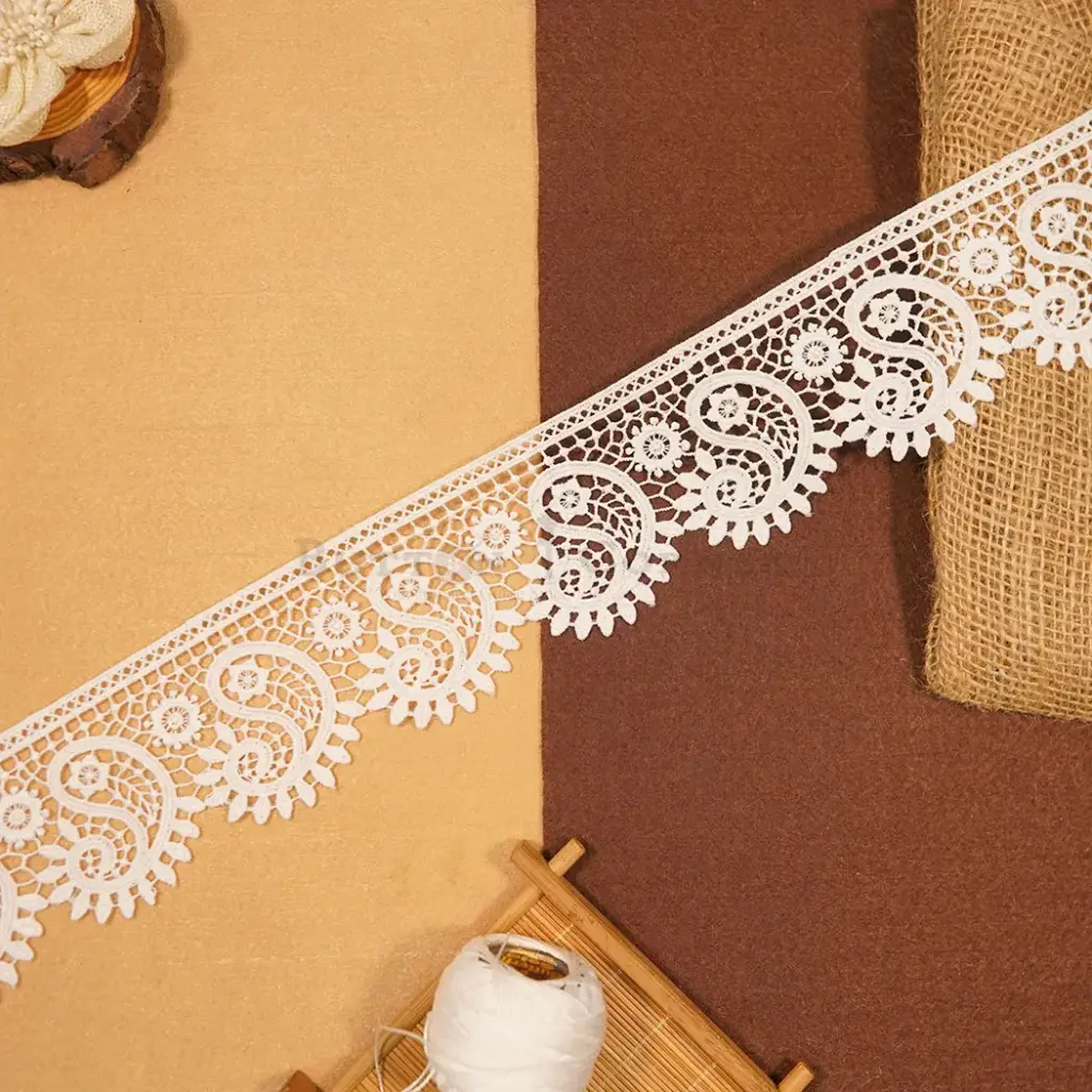 One Side Border Shuttle Lace