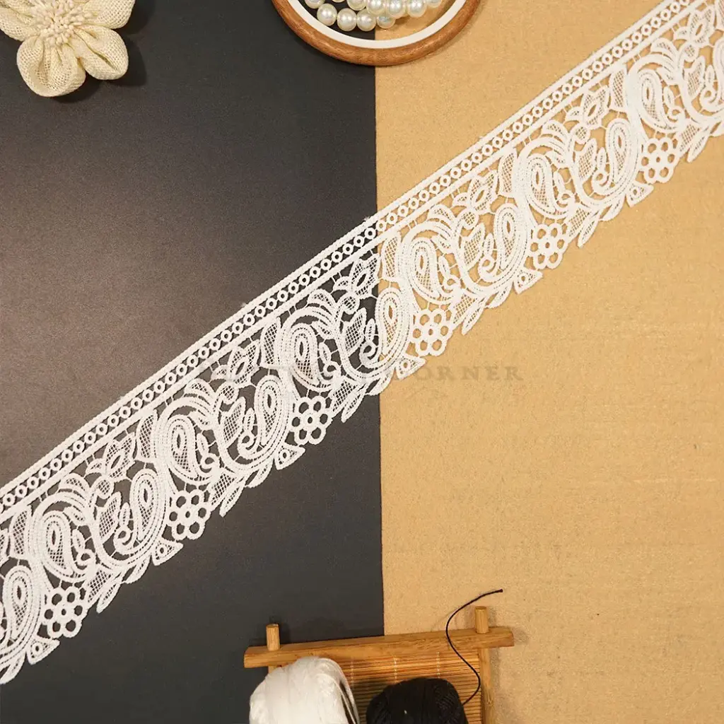 One Side Border Shuttle Lace