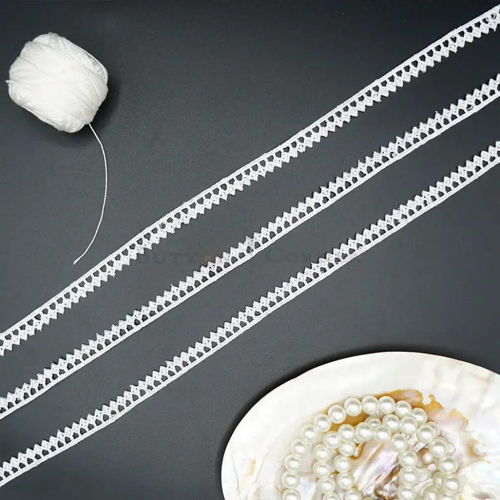 One Side Border Polyester Shuttle Lace