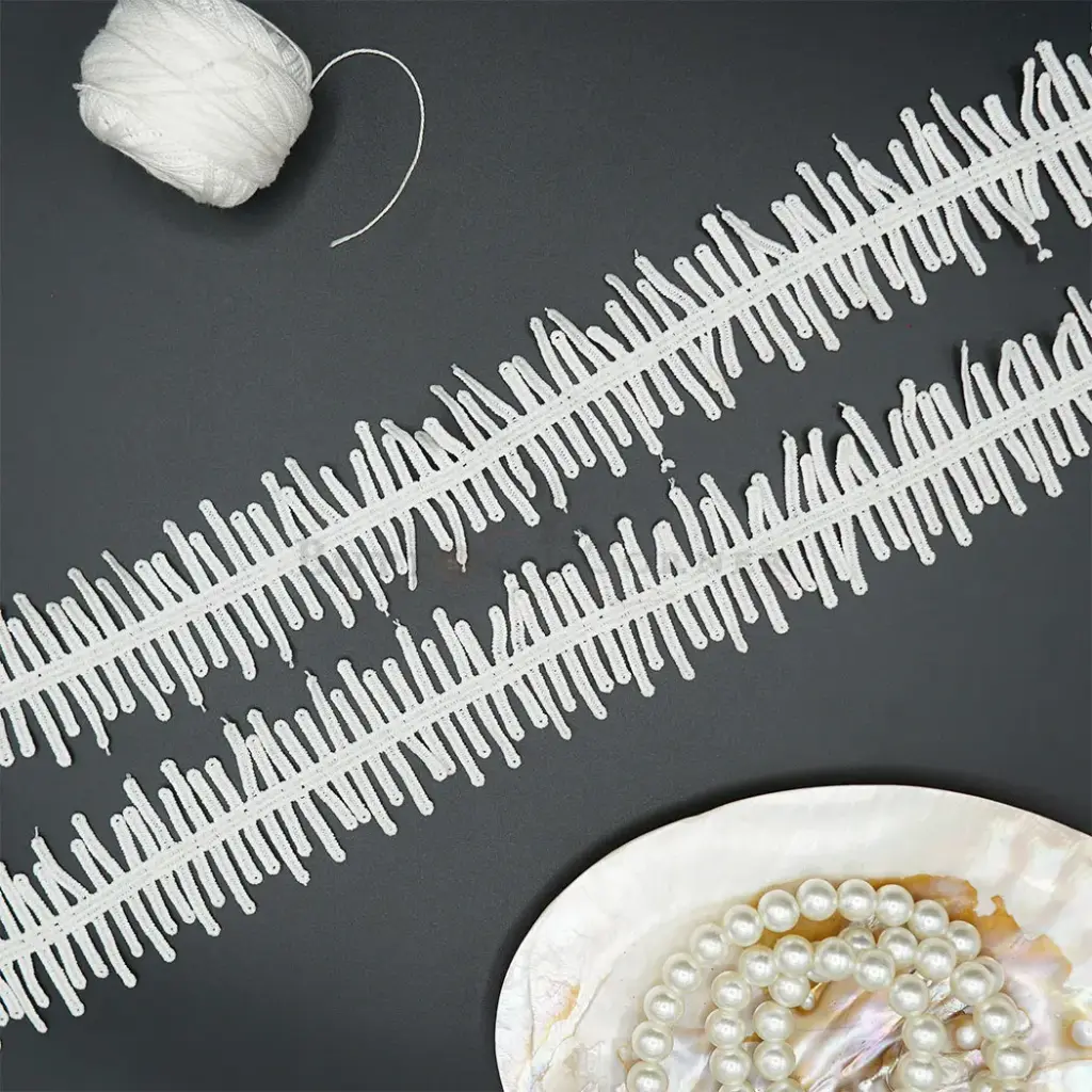 Centre Border Shuttle Hanging Lace