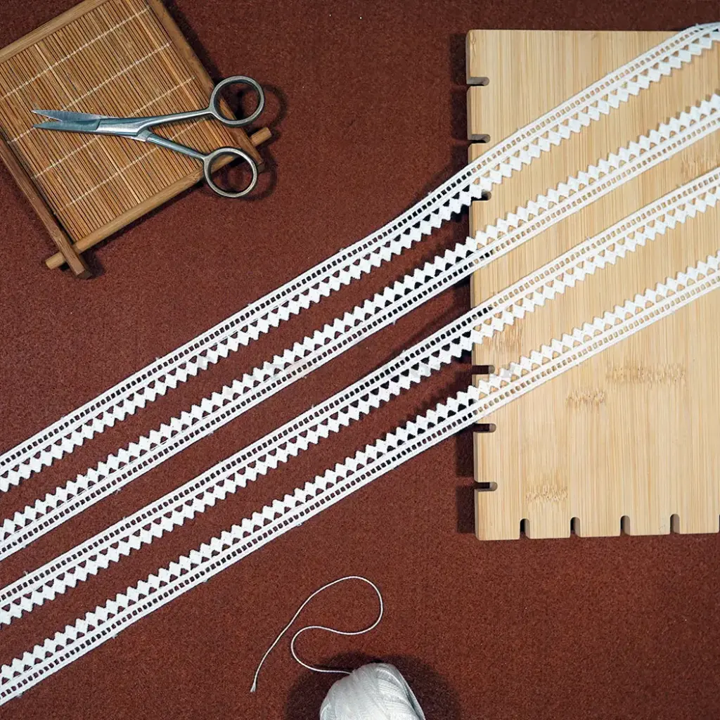 One Side Border Shuttle Lace