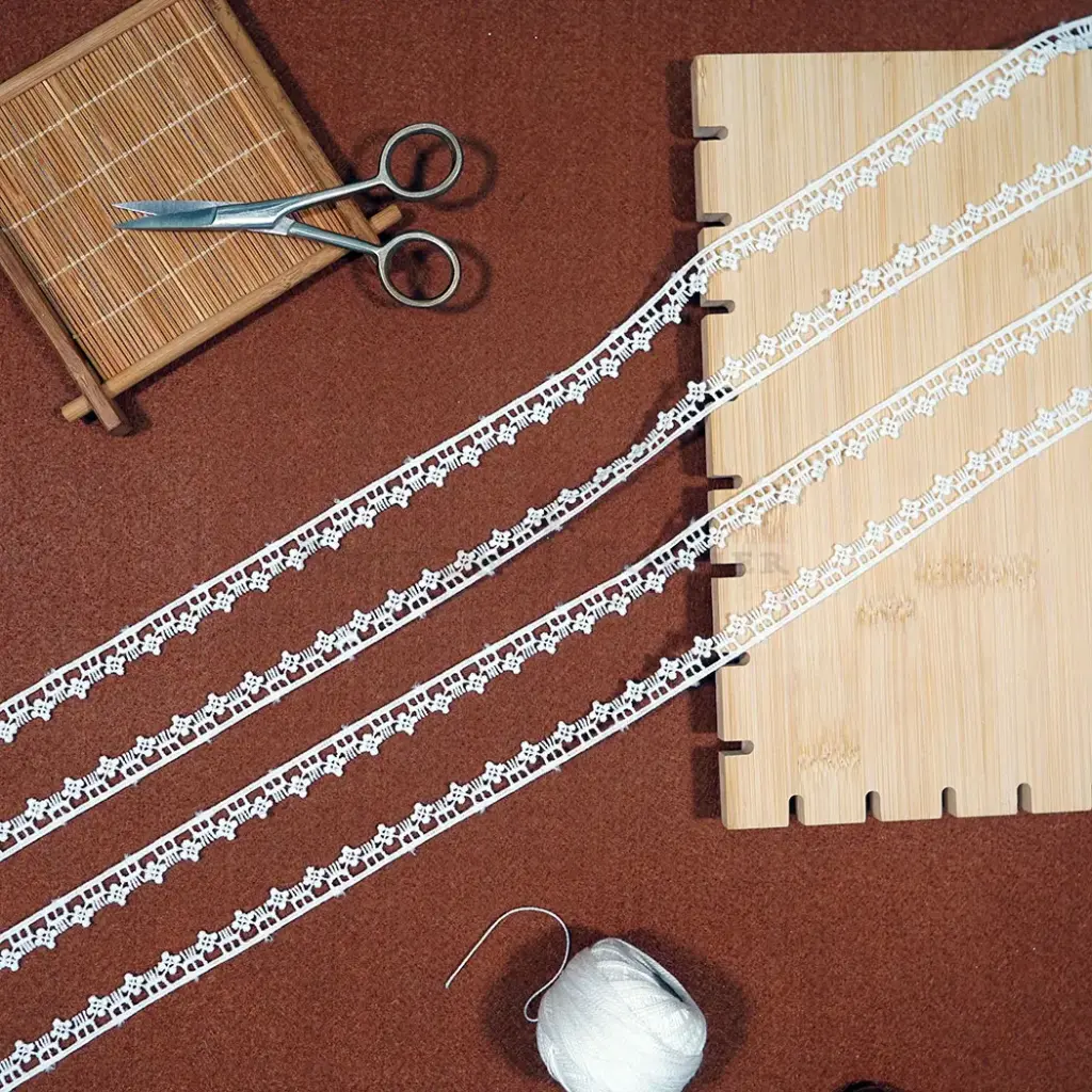 One Side Border Shuttle Lace