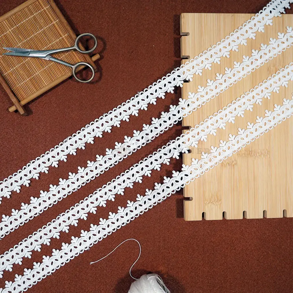 One Side Border Shuttle Lace