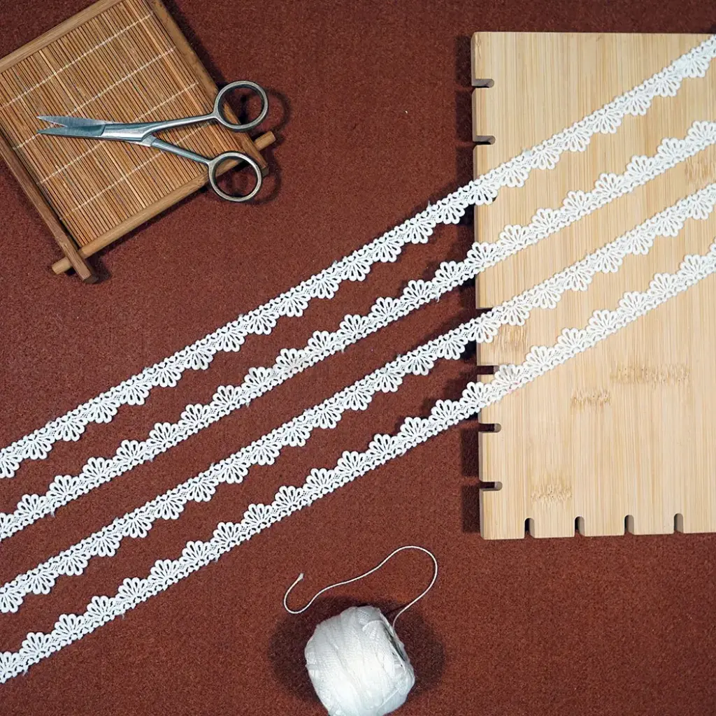 One Side Border Shuttle Lace