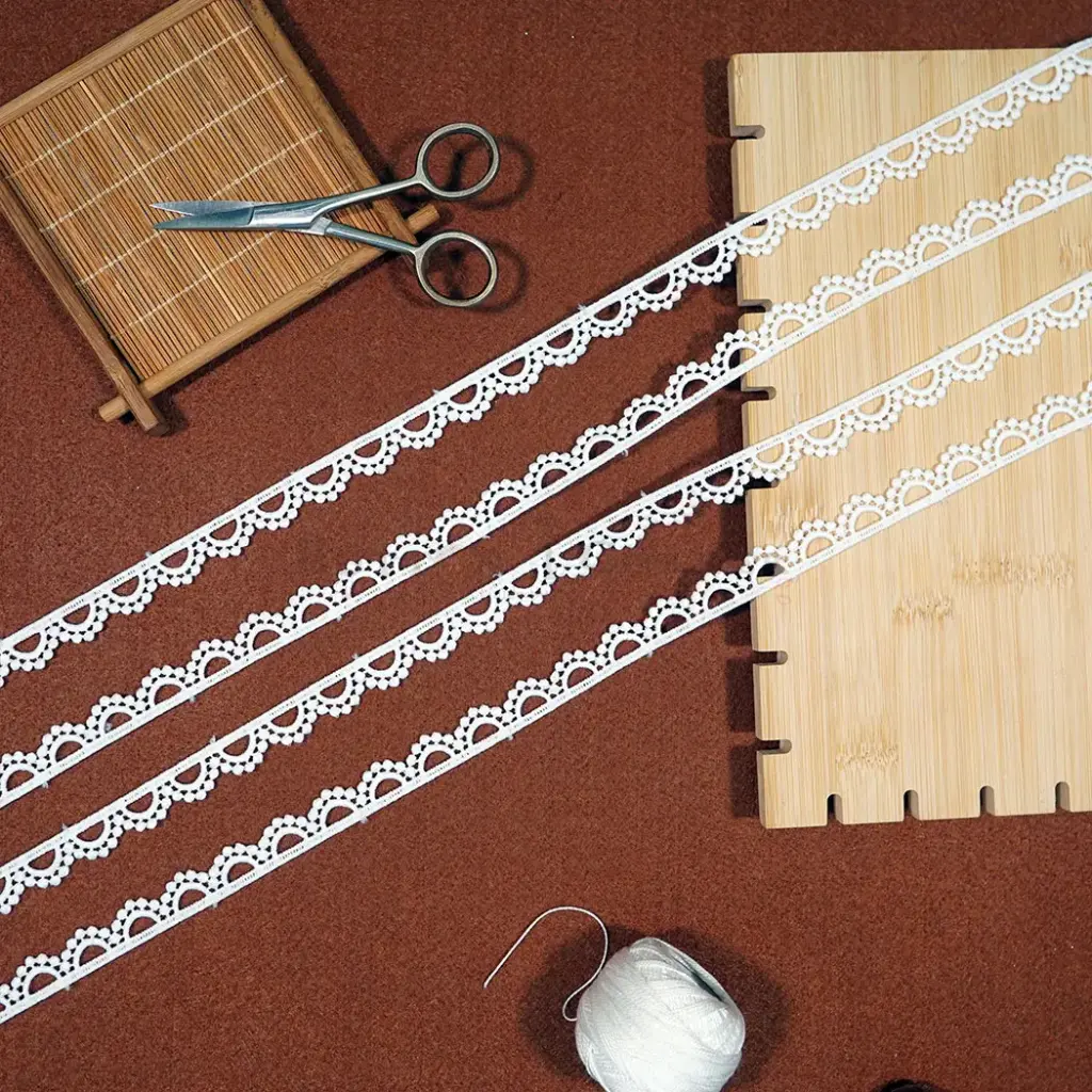 One Side Border Shuttle Lace