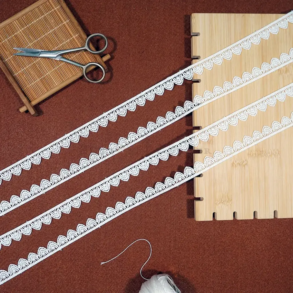 One Side Border Shuttle Lace