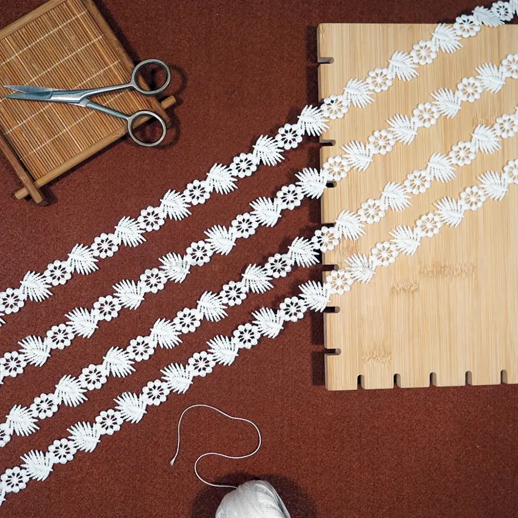 Leaf's Design Shuttle Lace