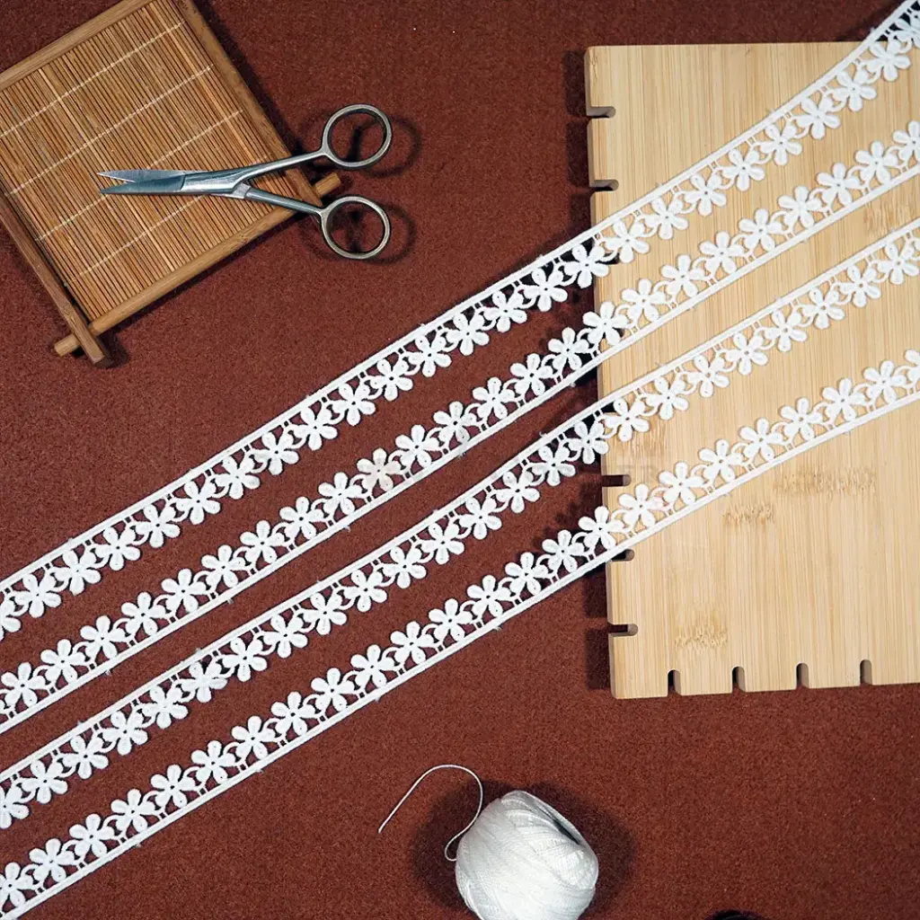 One Side Border Shuttle Lace