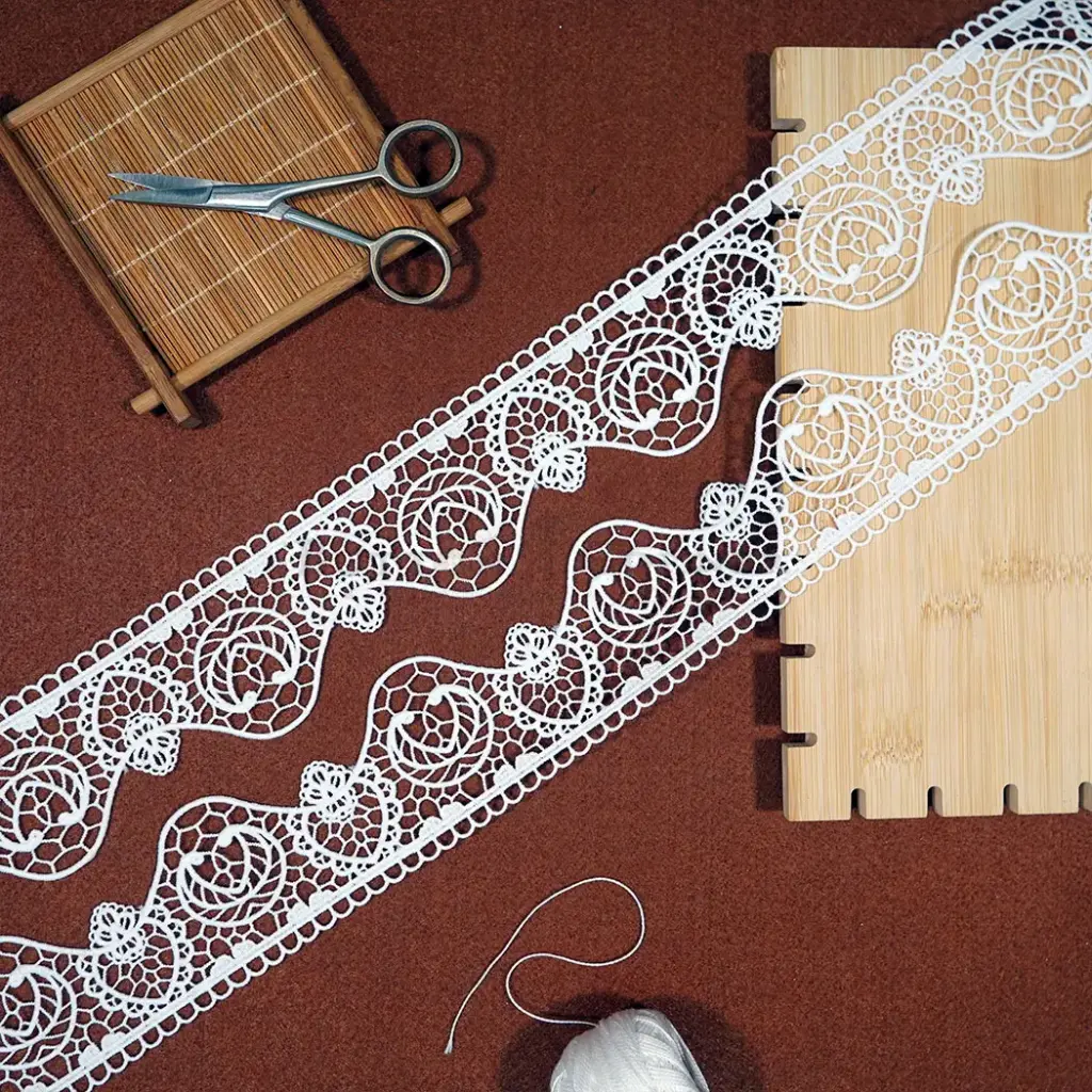 One Side Border Shuttle Lace