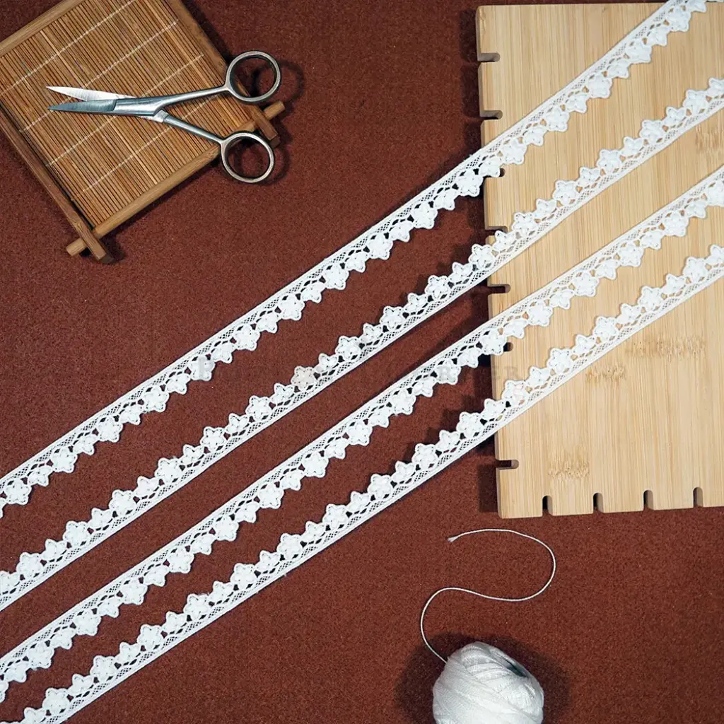 One Side Border Shuttle Lace
