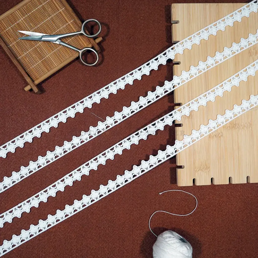 One Side Border Shuttle Lace