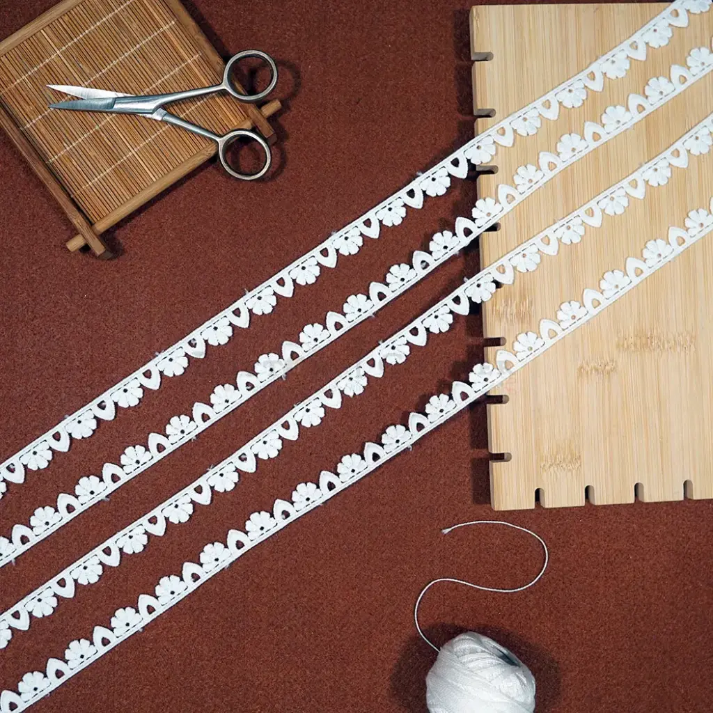 One Side Border Shuttle Lace