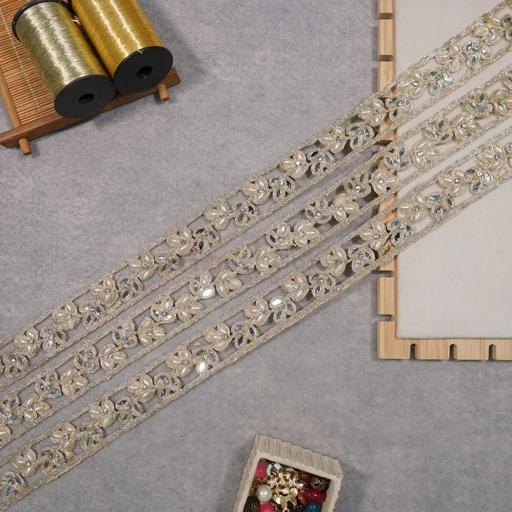 Metallic Yarn Lace In Pearl & Mirror