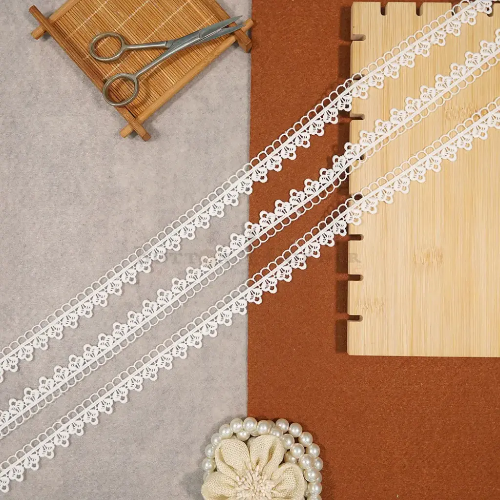 One Side Border Shuttle Lace