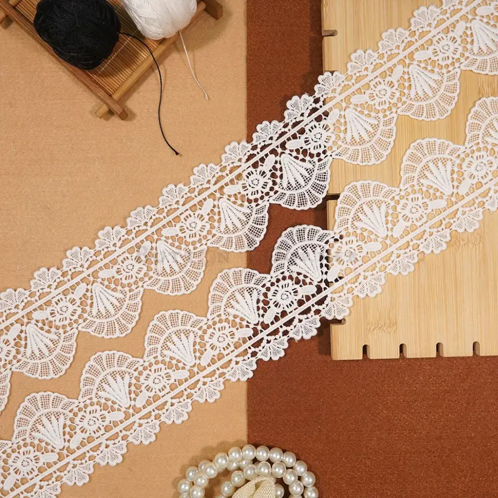 One Side Border Scallop Shuttle Lace