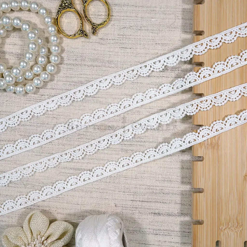 One Side Border Shuttle Lace