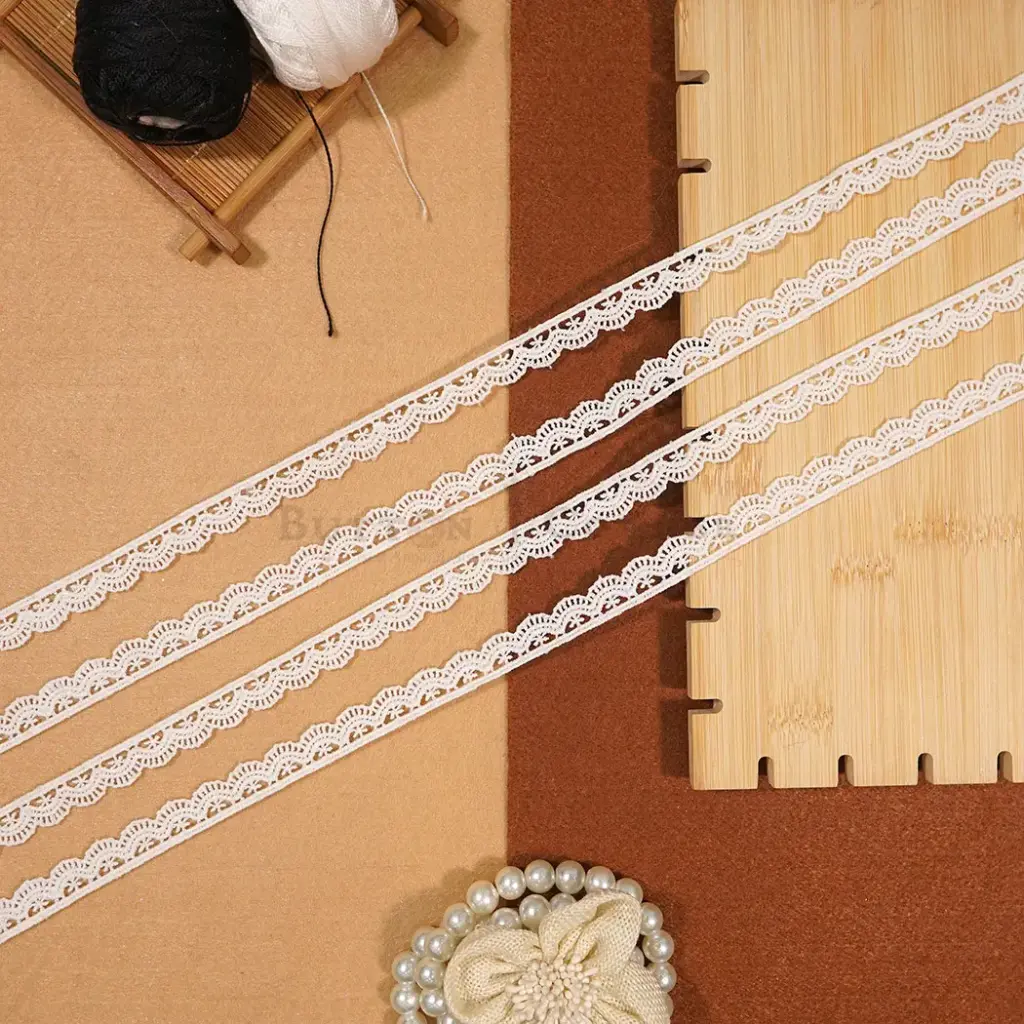 One Side Border Shuttle Lace