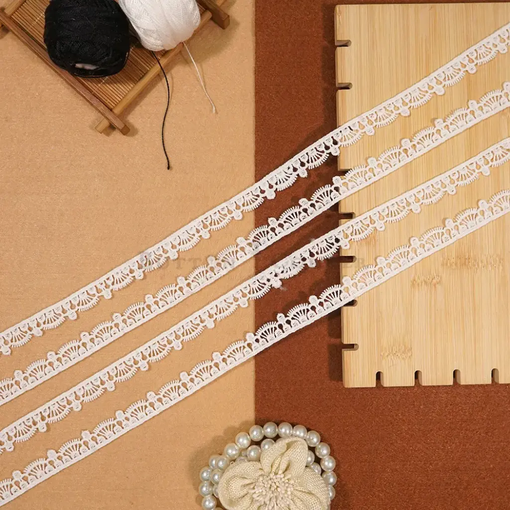 One Side Border Shuttle Lace