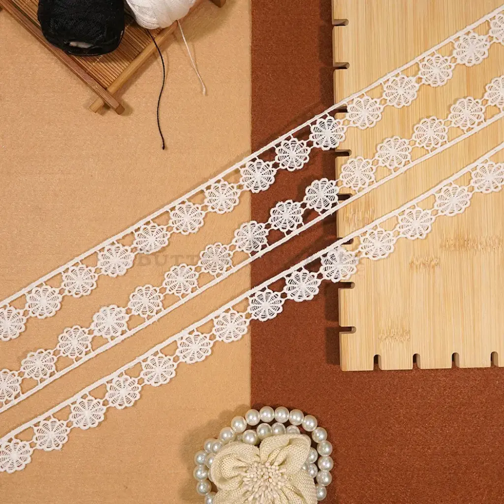One Side Border Shuttle Lace