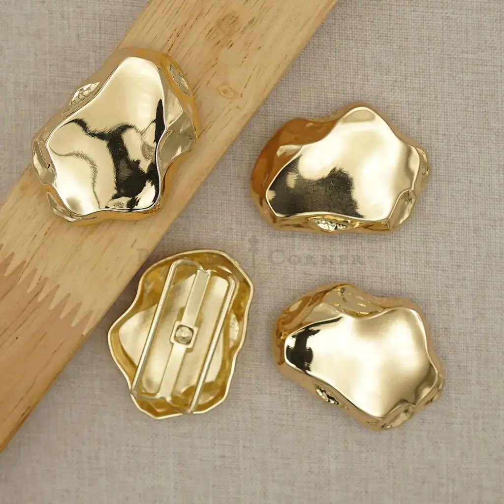 Irregular Border Shiny Surface Scarf Holder