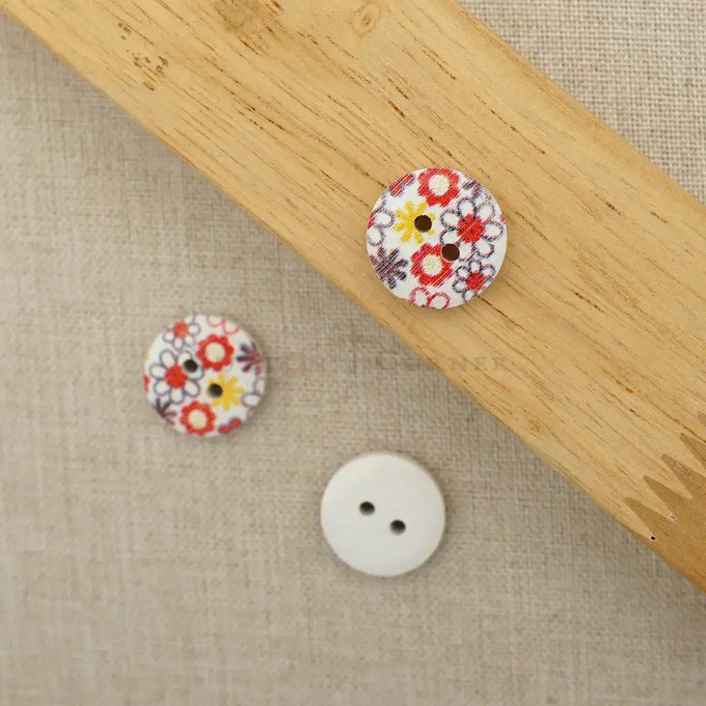 Daisy Flower Print 2 Hole Wooden Button