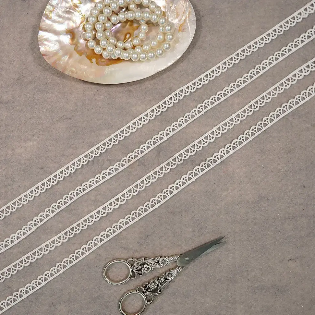 One Side Border Shuttle Lace